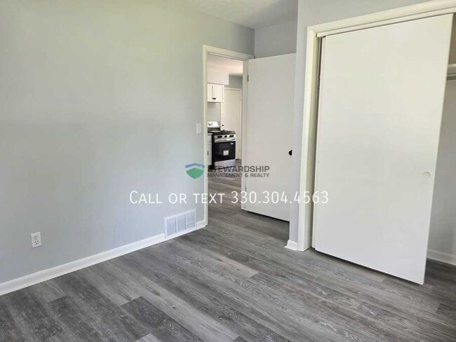 Building Photo - 2555 Edwin Ave