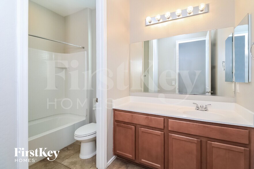 Building Photo - 5027 W St Catherine Ave