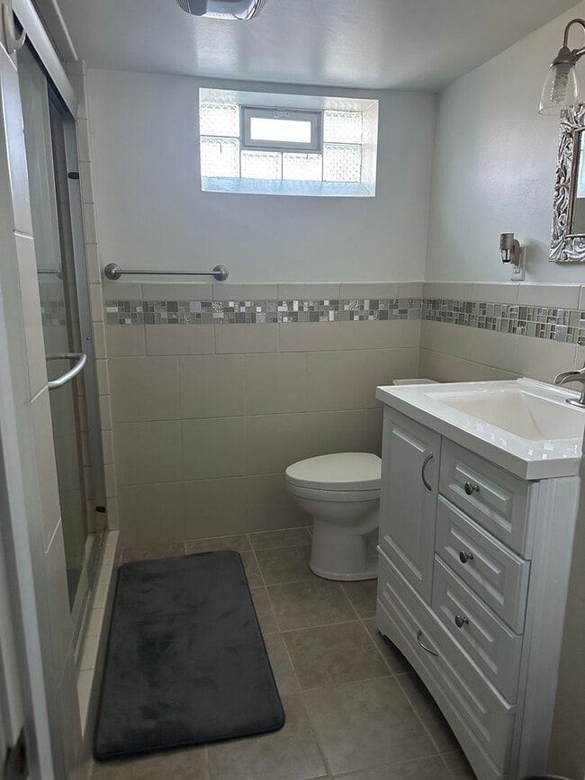 Building Photo - Multi Family Home 3 Bedroom and 2 Bath Com...