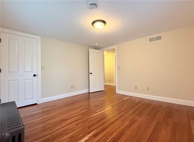 Building Photo - 206 E 11th St