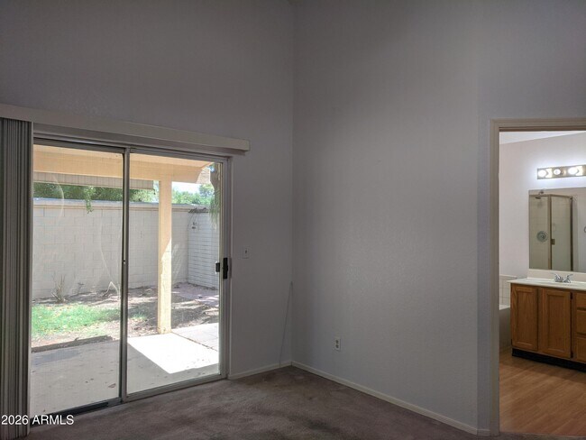 Building Photo - 1321 N Jamaica Way