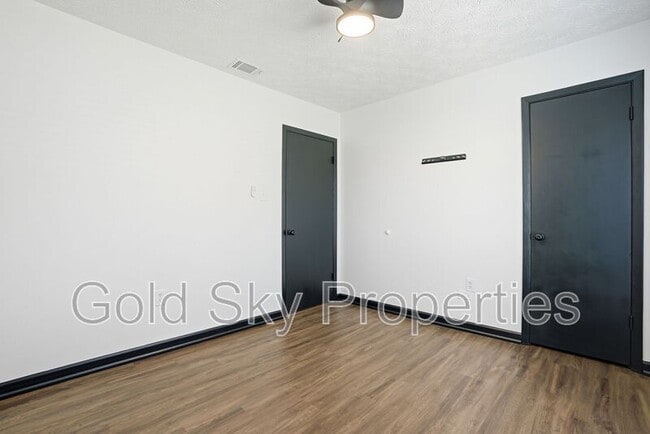 Building Photo - 703 Pineview Ct
