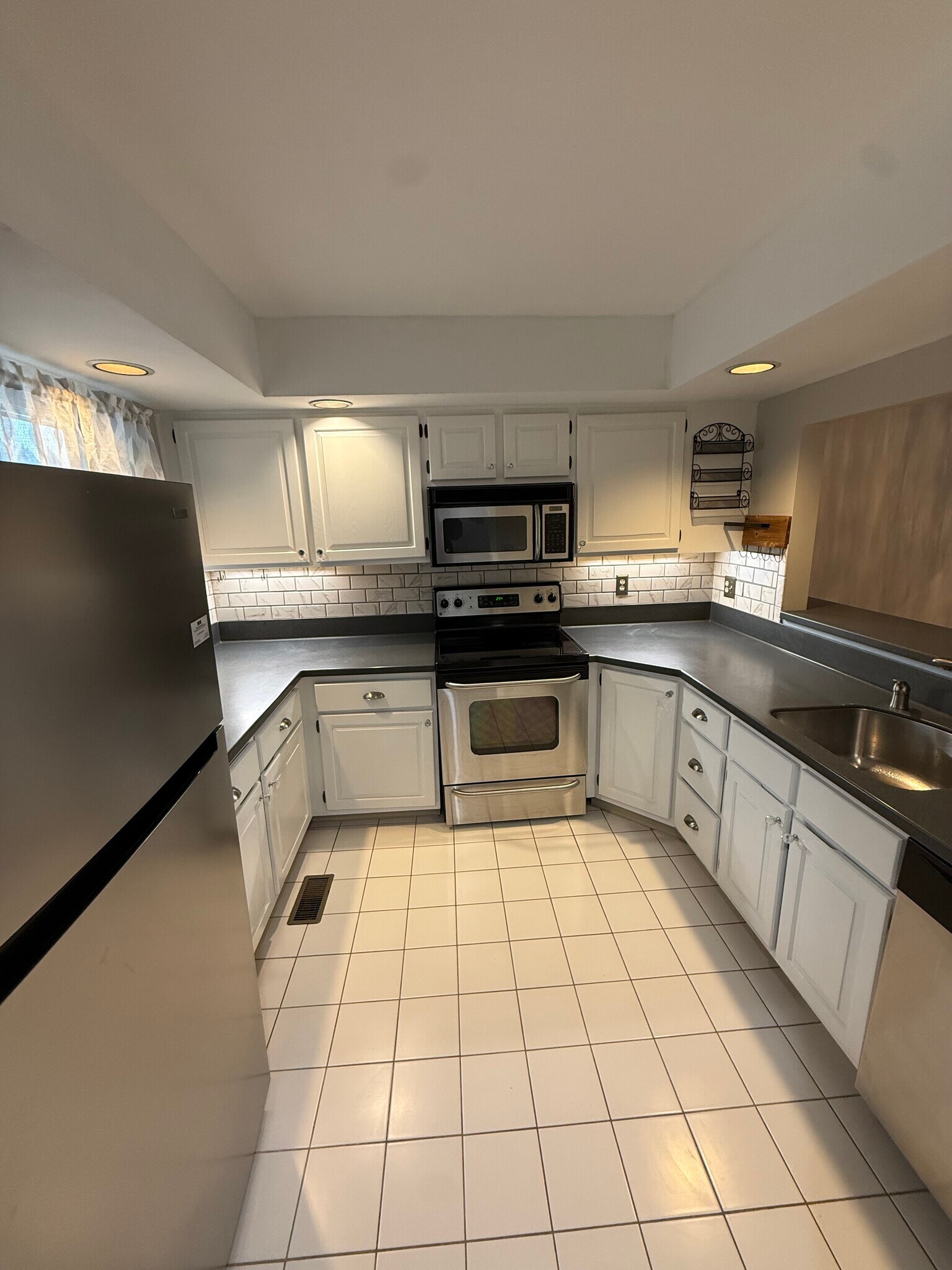 Building Photo - 791 Long Hill Rd