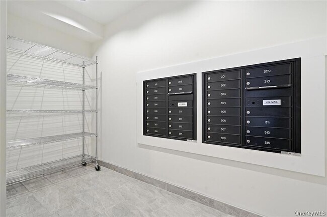 Building Photo - 180 Deer Park Ave