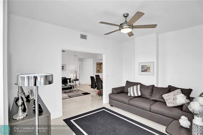 Building Photo - 111 SE 8th Ave