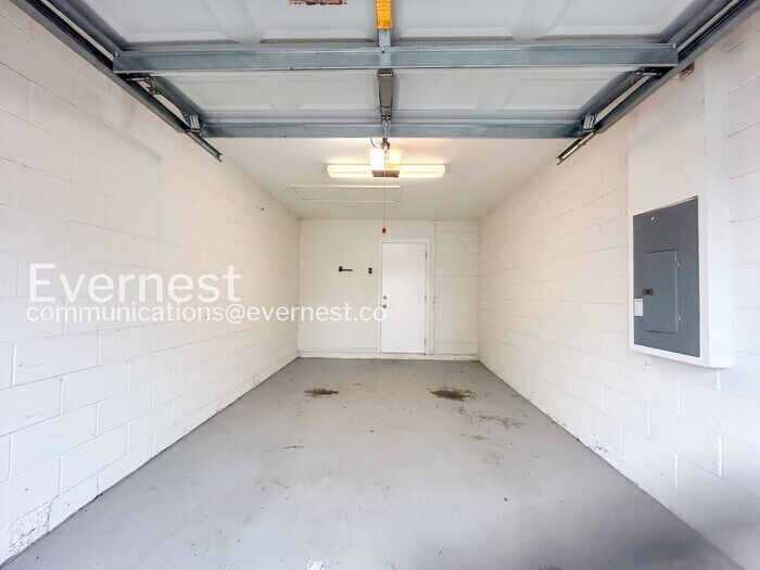 Building Photo - 3435 Village Green Ct