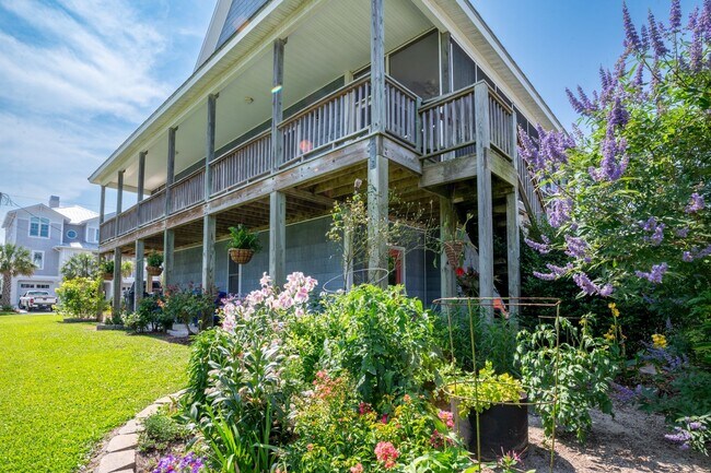 Building Photo - PERFECT SINGLE FAMILY OFF-SEASON MONTHLY R...