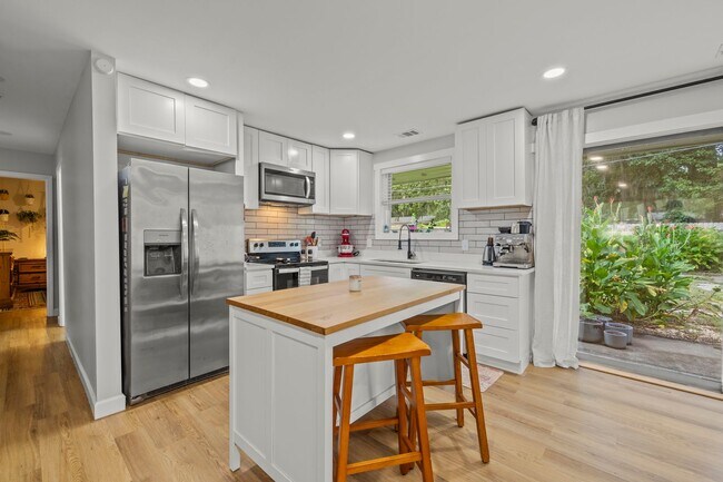 Building Photo - BEAUTIFULLY REMODELED, CONVIENENTLY LOCATE...