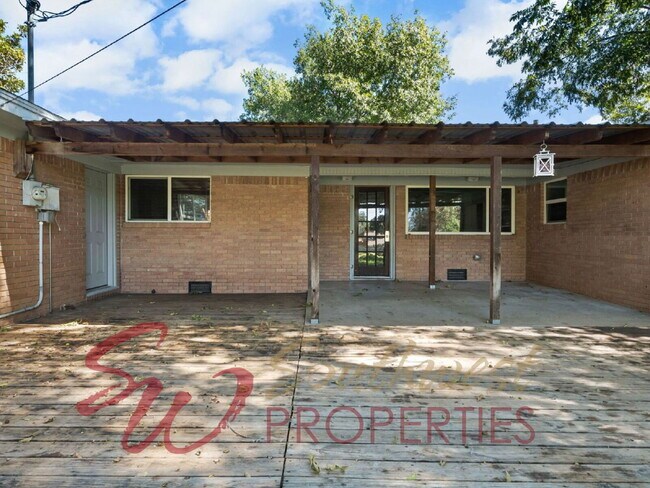 Building Photo - Spacious 4 Bed, 3 Bath Home - Perfect for Family or Student Living!