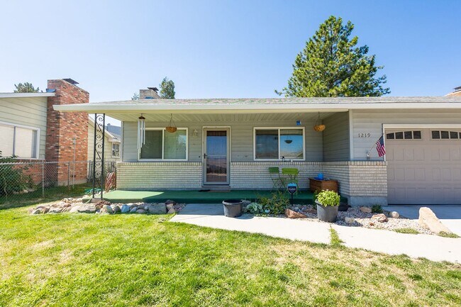 Building Photo - Central Single Family Home