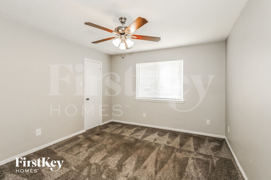 Building Photo - 518 Foxglove Dr