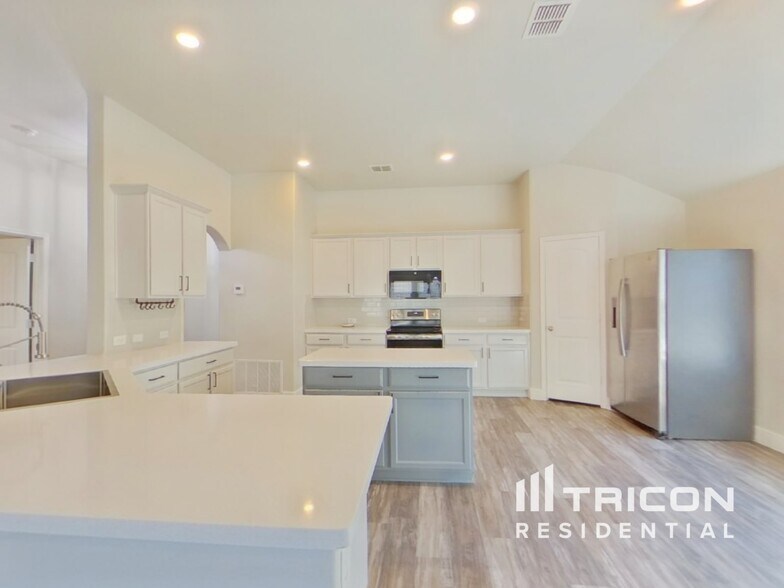 Building Photo - 1025 N Churchill Dr