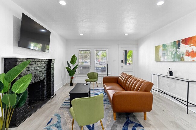 Primary Photo - 316 E Amelia St