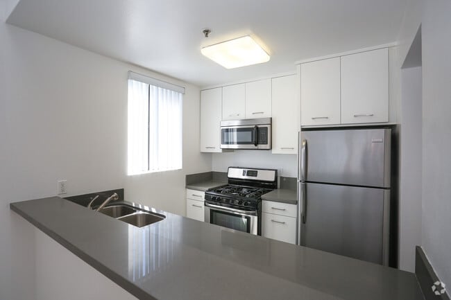 Studio, 1BA w/Loft - 694 SF - 1820 Whitley