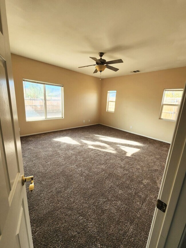 Building Photo - Welcome Home to this beautiful 3 Bed 2 Bath Home