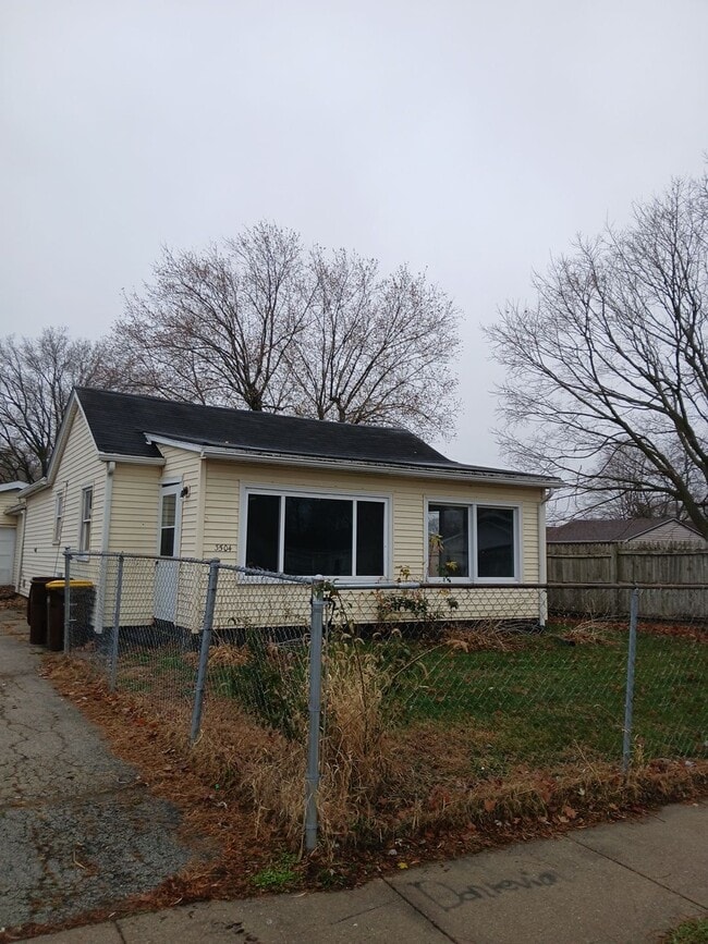 Primary Photo - 3504 Blackstone Ave