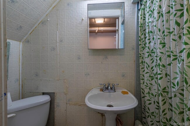 Building Photo - 65-25 Alderton St
