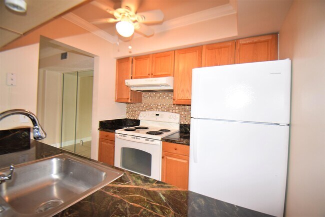 Building Photo - 7091 Golf Colony Ct