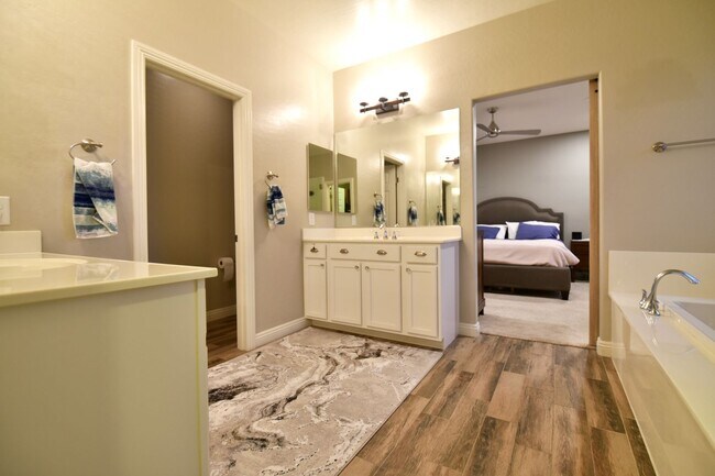 Building Photo - Gorgeous 3bed / 2.5bath home located in Tuscany!