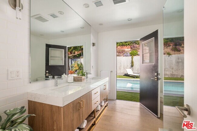 Building Photo - 344 Arno Way