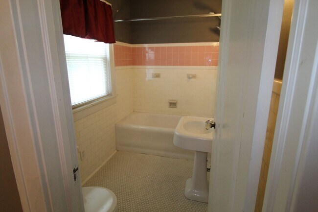 Building Photo - December FREE On This 3 Bedroom 1.5 Bath Home Just Minutes From Brookside