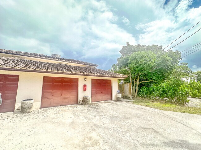 Building Photo - 115 N Palmway