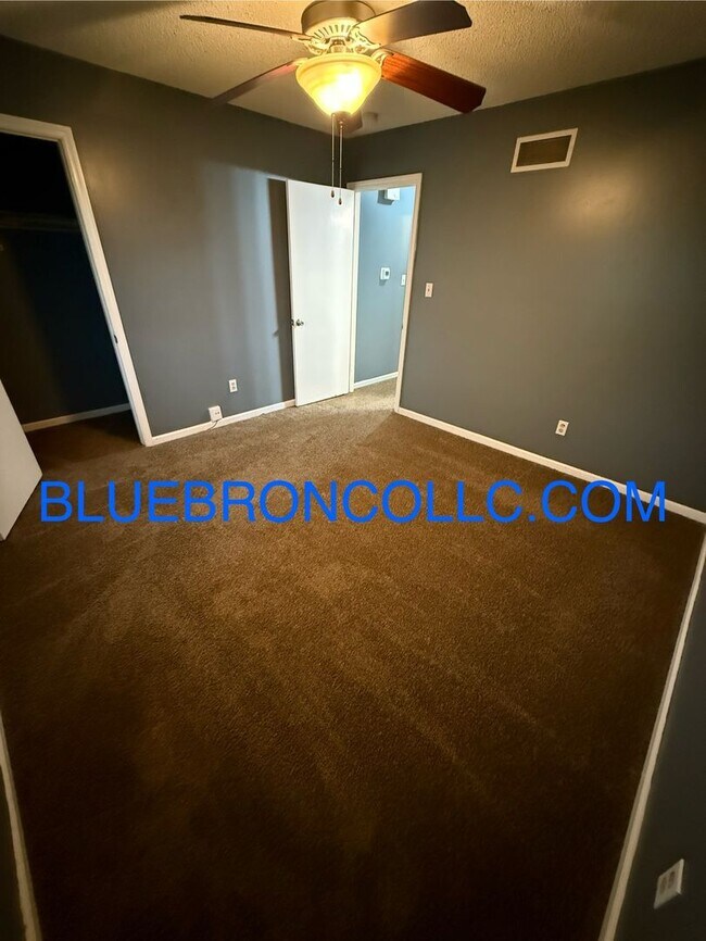 Building Photo - 1507 NE White Dr