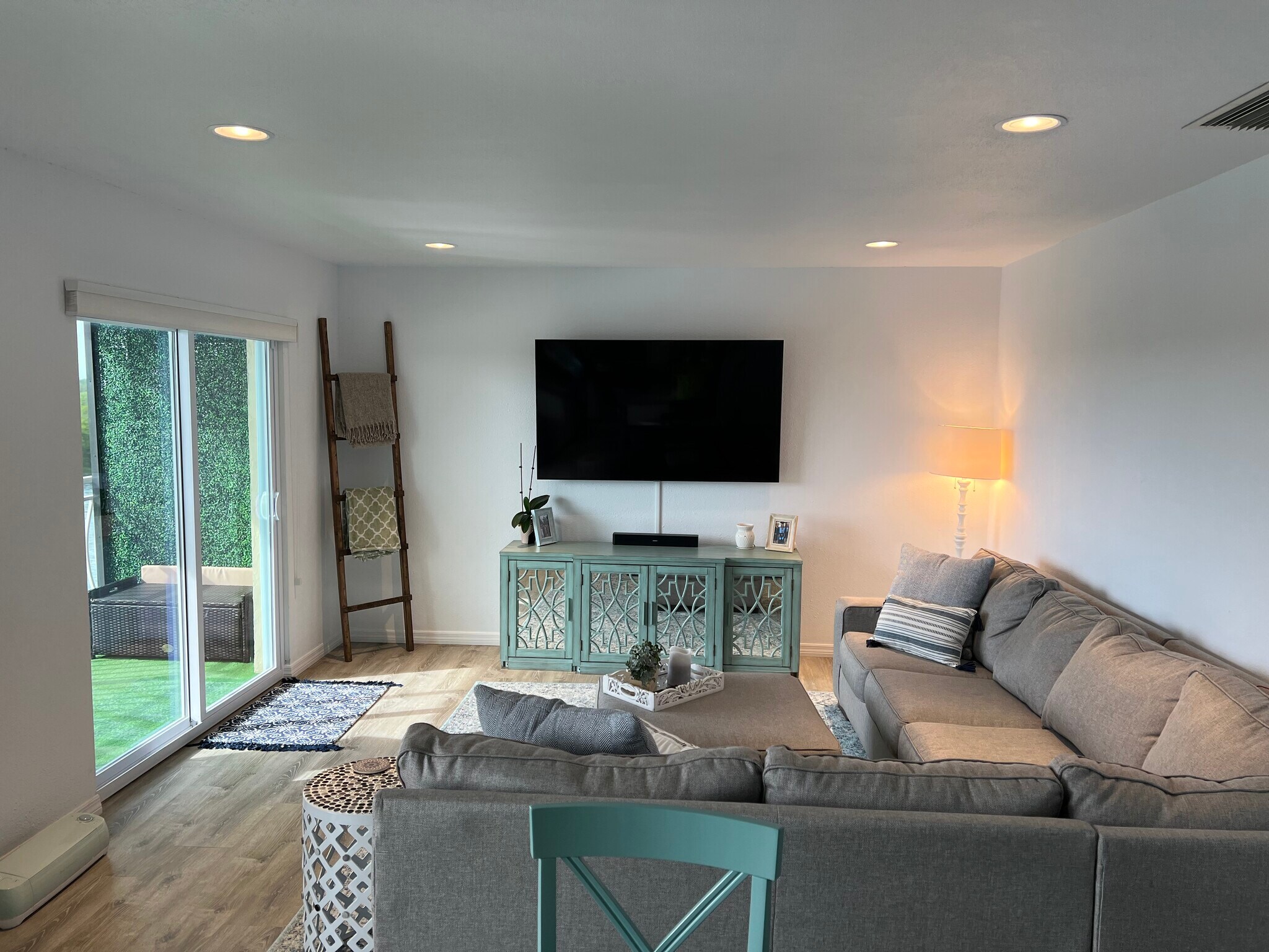 Living room - 8815 Bay Pointe Dr