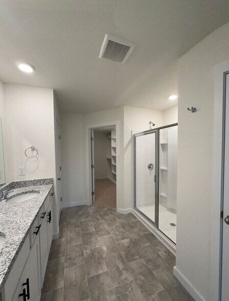 Building Photo - 10811 Upland Dr