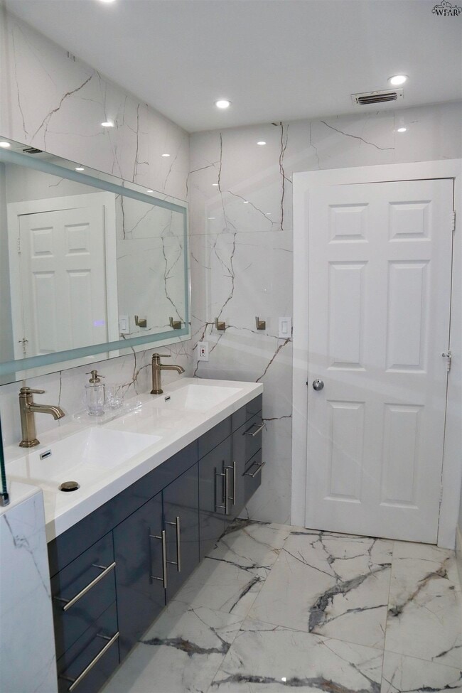 Building Photo - 19 Pilot Point Dr