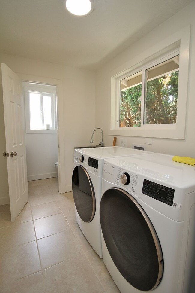 Building Photo - 14155 SW Red Haven Dr