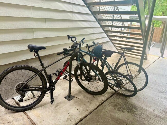 Building Photo - 2200 Dickson Dr