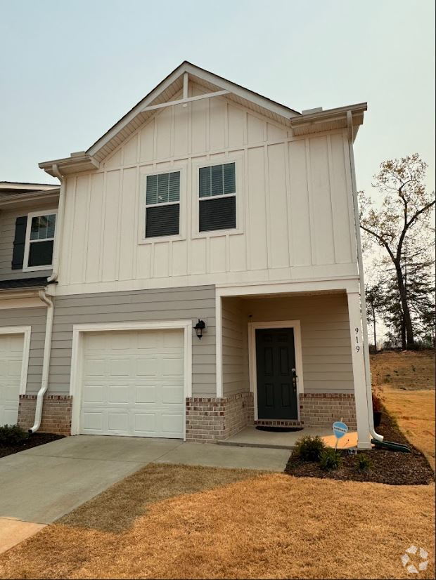 Building Photo - Furnished or Unfurnished – Modern 3BR Home...