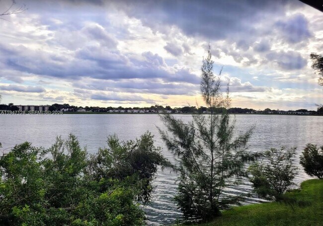 Building Photo - 468 NE 206th Ln