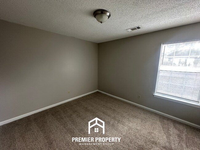 Building Photo - Charming 3BR/2BA Memphis Home with Vaulted Ceilings, Fireplace & Fenced Yard