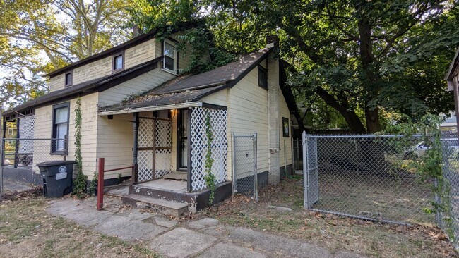 Building Photo - Come live in a charming 3-bedroom house in...