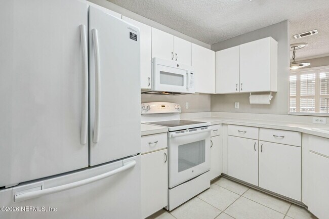 Building Photo - 800 Ironwood Dr