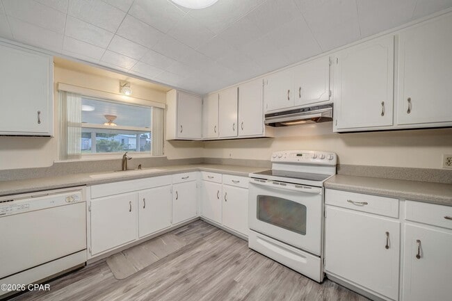 Building Photo - 4736 Sunset Dr