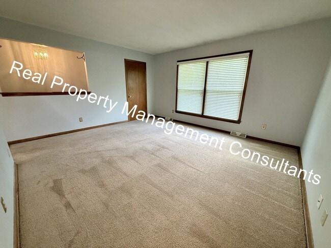 Building Photo - 2 Bedroom, 1.5 Bath Now Available!