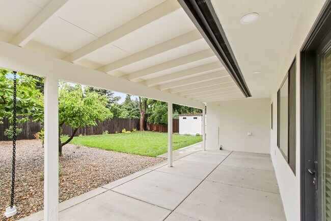 Building Photo - Central Davis 3/2 Mid Modern