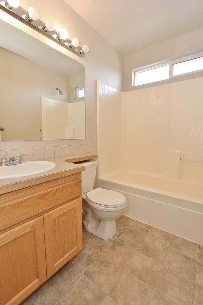 Building Photo - Clean home in Quiet Neighborhood