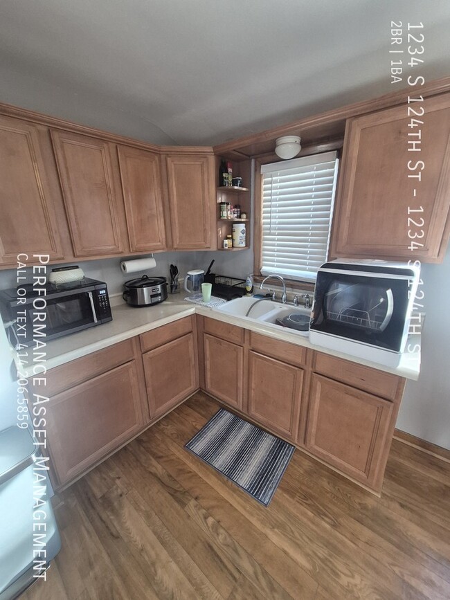 Building Photo - Charming 2BD/1BA West Allis Upper Unit