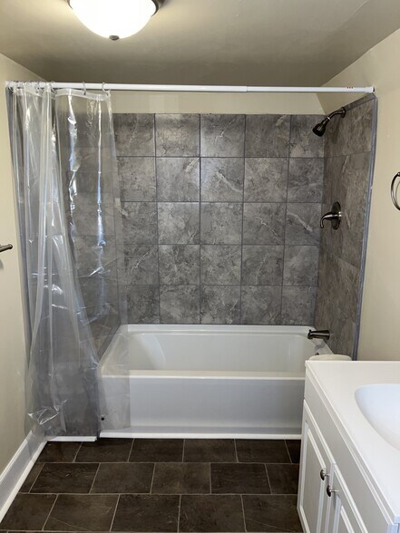 2nd bathroom tub/shower - 1504 68th Ave