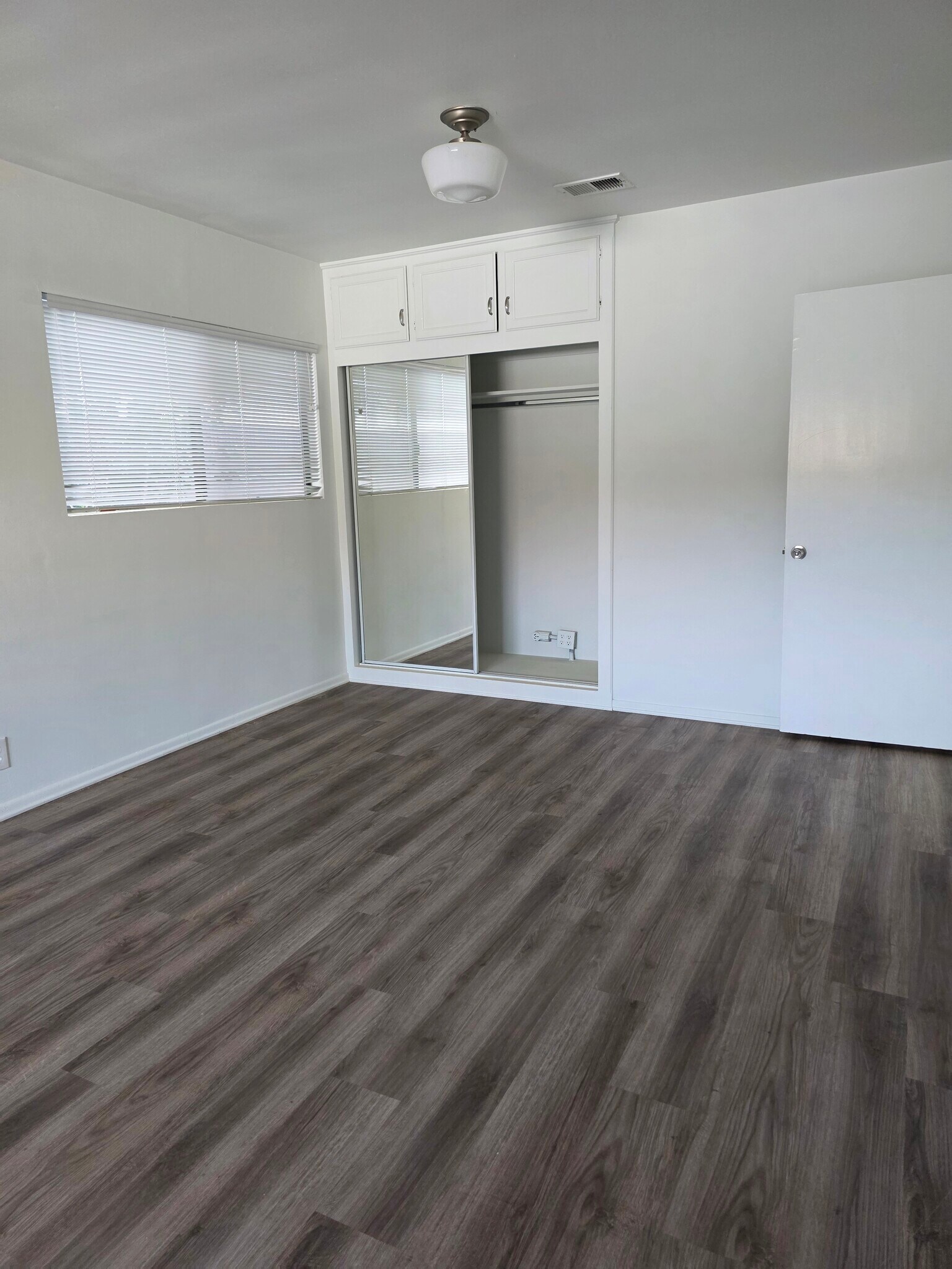 Building Photo - 3528 Laurel Ave