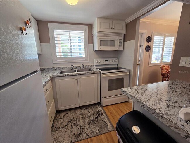 Building Photo - 2207 Sunset Dr