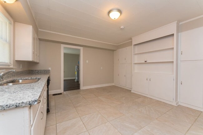 Building Photo - Move-In Ready Comfort – 4 Bed, 2 Bath!