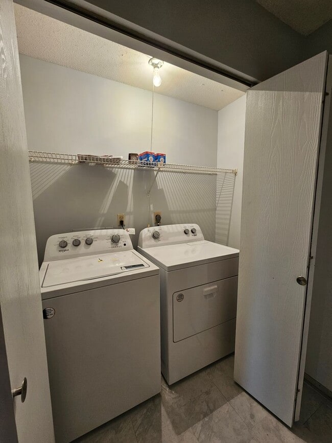 Building Photo - 2 bdrm off Mattis Ave