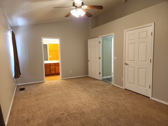 Building Photo - 93 S Rainbow Dr