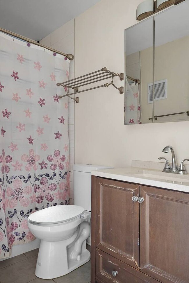 Building Photo - 9418 Bay Colony Dr