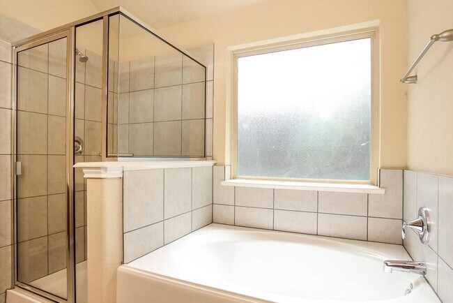 Building Photo - 988 Arbor Glen